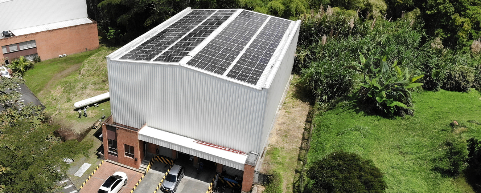 Vista aérea de los paneles solares de HospiClean